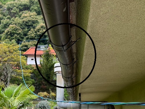 福山市にて木々に囲まれた住宅のオーバーフローする雨どい詰まり調査軒樋のゆがみ吊金具の曲がり