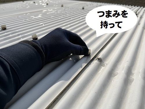 福山市にて塩ビ製波板が飛んだカーポート屋根材取り外し工事波板フックを取る方法