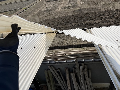 福山市にて塩ビ製波板が飛んだカーポート屋根材取り外し工事屋根材を撤去高所作業