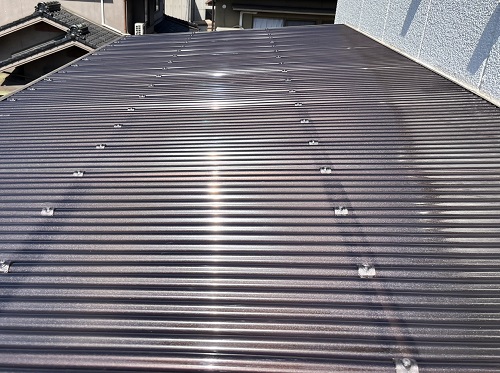 福山市でバタバタするテラス屋根のポリカーボネート製波板交換工事タキロンシーアイポリカナミイタアフター