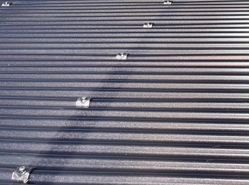 福山市で留め具の数が足りずバタついていたベランダ屋根材のはりかえ工事完了後