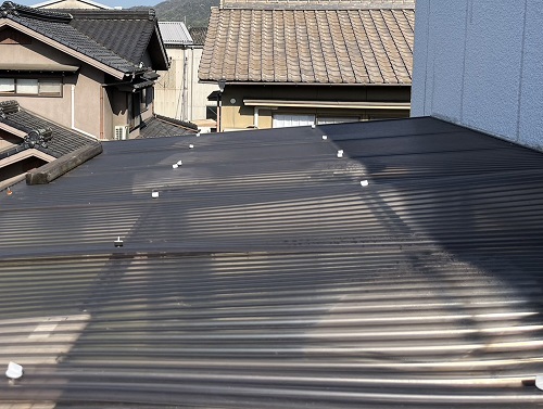 福山市で留め具の数が足りずバタついていたベランダ屋根材波板取替え工事ビフォー