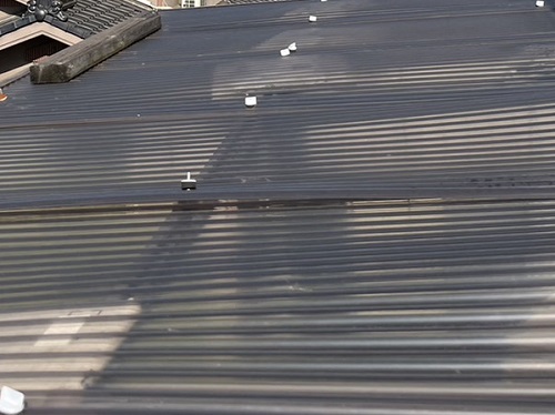 福山市で留め具の数が足りずバタついていたベランダ屋根材波板交換工事ビフォー