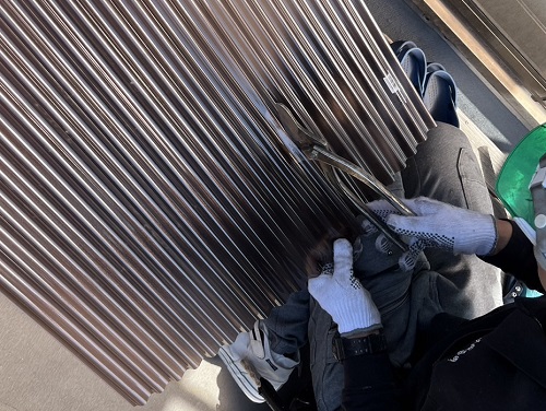 福山市でバタバタするベランダ屋根のポリカーボネート製波板張替工事波板を加工チョークラインで垂直をとってカットする