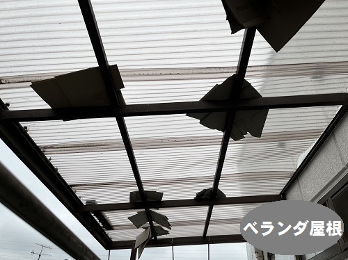 福山市で留め具の数が足りずバタついていたベランダ屋根材の取替え工事前無料調査ポリカーボネート製波板