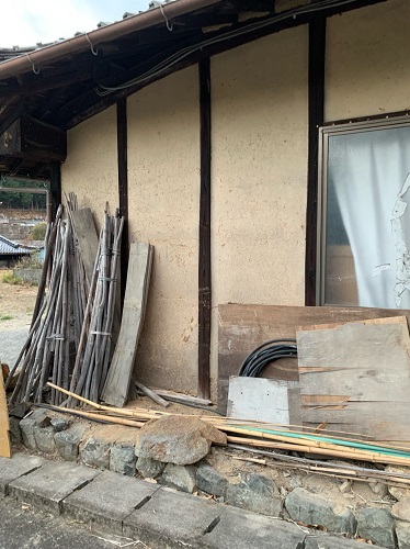 福山市車衝突事故で破損した外壁調査