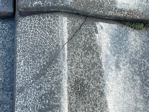 福山市で錆びた鉄釘で瓦にひびが入った釉薬瓦屋根の無料雨漏り調査瓦の上から調査錆びた鉄釘劣化と瓦の経年劣化でひび割れ