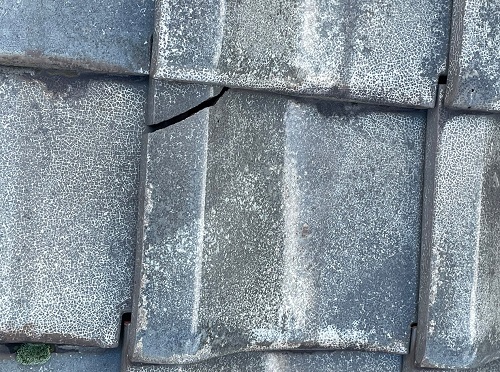 福山市で錆びた鉄釘で瓦にひびが入った釉薬瓦屋根の無料雨漏り点検瓦の上から調査錆びた鉄釘劣化と瓦の経年劣化でひび割れ