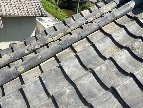 福山市にて戸建住宅大屋根の変形して雨水漏れする雨樋の交換工事前に屋根部分修理