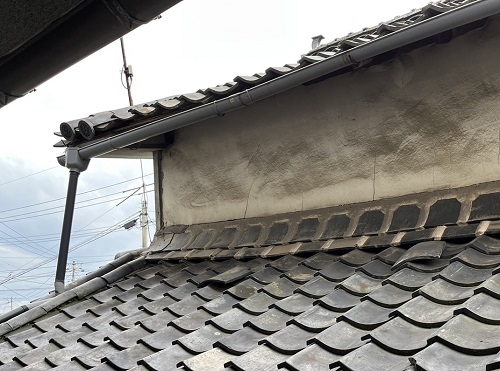 福山市にて戸建住宅大屋根の変形して雨水漏れする雨樋の交換工事ビフォー