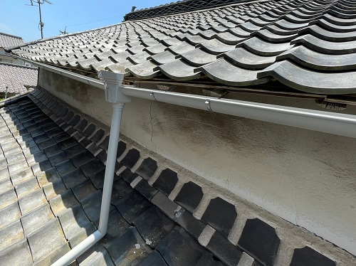 福山市にて足場を有効活用して古くなった雨樋の取り替え工事裏側大屋根の集水器を真ん中へ設置