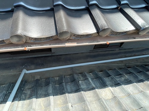 福山市にて戸建住宅大屋根の変形して雨水漏れする雨樋の交換工事裏側大屋根新しい這樋の設置