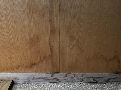福山市で錆びた鉄釘で瓦にひびが入った釉薬瓦屋根の無料雨漏り診断廊下天井板の古い雨染み