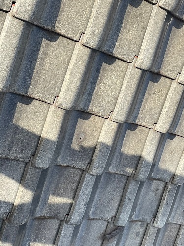 福山市にて瓦のひび割れで雨漏りする釉薬瓦屋根部分リフォーム工事前の雨漏り調査釉薬瓦屋根