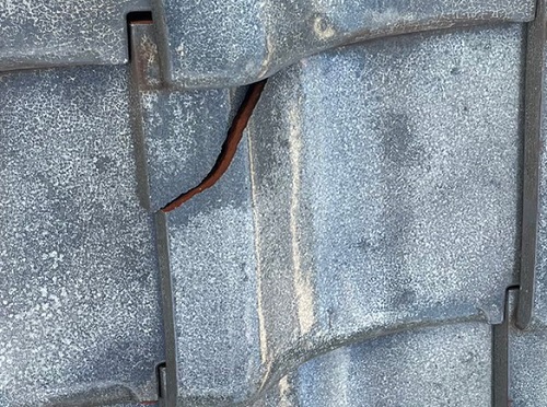 福山市で雨漏り原因は鉄釘の錆太りの瓦屋根部分葺き替え工事開始！工事前の無料雨漏り調査瓦の大きな割れ