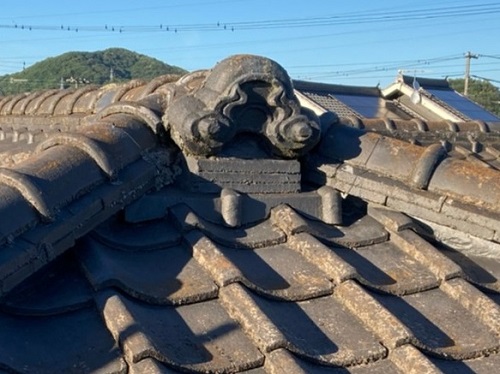 福山市でセメント瓦から陶器瓦への屋根リフォーム工事対象の屋根