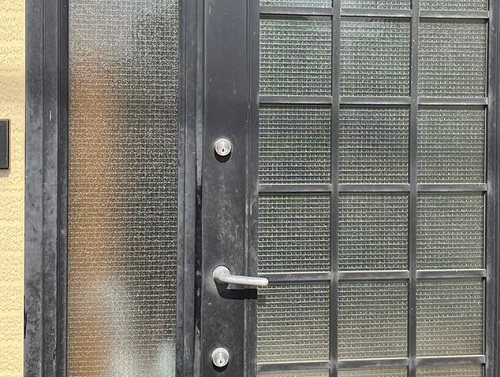 福山市で重たく鍵がかけづらい玄関ドアの調査｜LIXILリシェントを提案アルミに白い汚れ