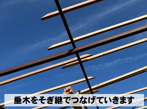 福山市にてプレハブ倉庫屋根工事で強風で飛散したポリカ波板を鉄板波板へ垂木施工そぎ継