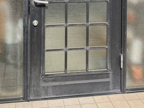 福山市でリクシル『リシェント』の玄関ドアリフォーム工事前の調査建付けが悪い