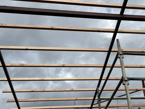 福山市にてプレハブ倉庫屋根工事で強風で飛散したポリカ波板を鉄板波板へ垂木施工