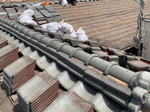 福山市にて築50年の一戸建て瓦屋根を防災瓦に屋根リフォーム工事瓦の撤去作業中