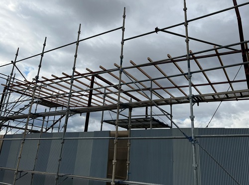 福山市にてプレハブ倉庫屋根工事で強風で飛散したポリカ波板を鉄板波板へ垂木施工後の様子