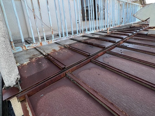 福山市で店舗兼住宅の屋根リフォームの為の錆びたブリキ屋根無料調査