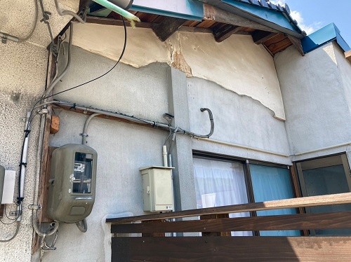 福山市にて漆喰剥がれのある戸建住宅の無料外壁調査でモルタル補修の提案外壁点検でモルタルと漆喰のハイブリット面
