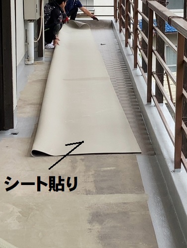 福山市で水捌けの悪い外廊下床を防滑性ビニル床シート補修工事シートの種類東リNSシートNS897シート貼り