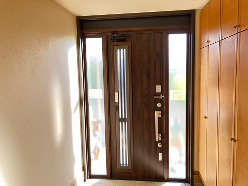 福山市でリクシル『リシェント』の玄関ドア取り替え工事完了