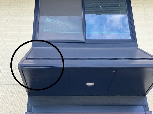 福山市で玄関屋根の取れかけた化粧材部分のコーキング補修工事前の劣化した様子