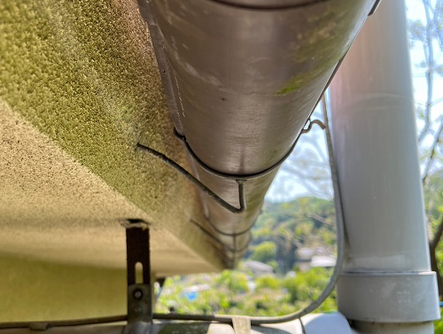 福山市でバシャバシャ水漏れする雨樋の掃除(落ち葉除去)と勾配調整軒樋の吊金具を調整後