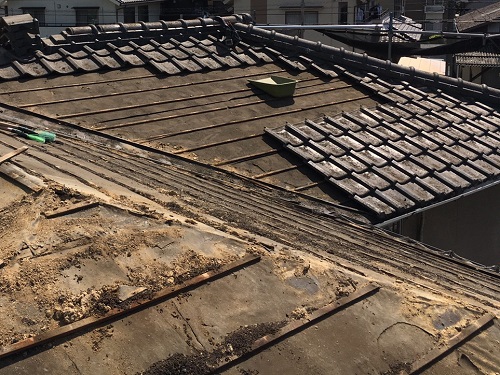 福山市でセメント瓦から陶器瓦への屋根リフォーム工事既存セメント瓦の解体撤去
