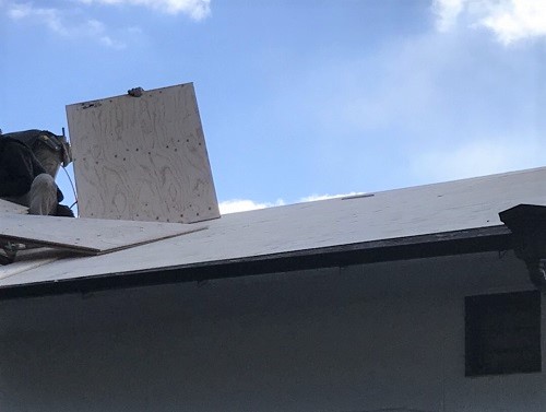 福山市で雨漏りする瓦屋根をカラーガルバリウム屋根へリフォーム工事野地板の新設