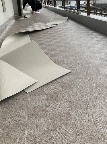 福山市のアパート共用部廊下床工事に防滑性ビニル床シートを採用！補修工事土間床にカットしたシートを貼る