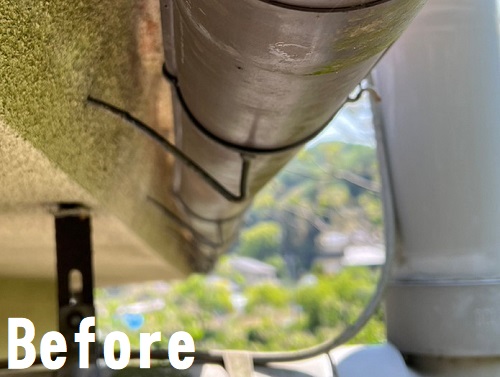 福山市でバシャバシャ水漏れする雨樋の掃除(落ち葉除去)と勾配調整軒樋の吊金具を調整のビフォー