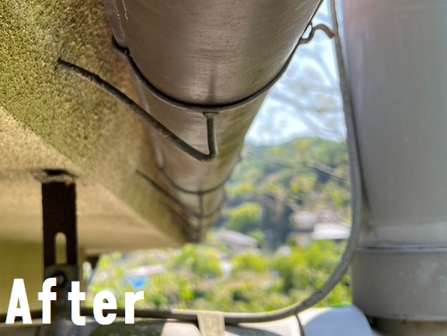 福山市にて滝のように雨水が溢れてくる雨どいの清掃と勾配調整傾いた軒樋の吊金具を調整アフター