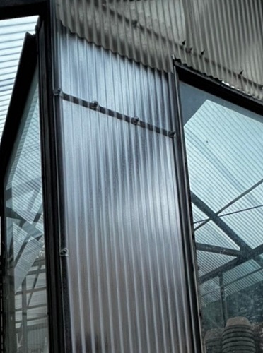 尾道市の温室屋根工事にポリカ波板とガルバリウム鋼板使用外れた壁の交換後