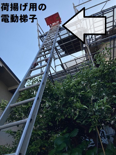 福山市で瓦屋根部分葺き替え工事開始！雨漏り原因は鉄釘の錆太り工事用の足場に荷揚げ用の電動梯子
