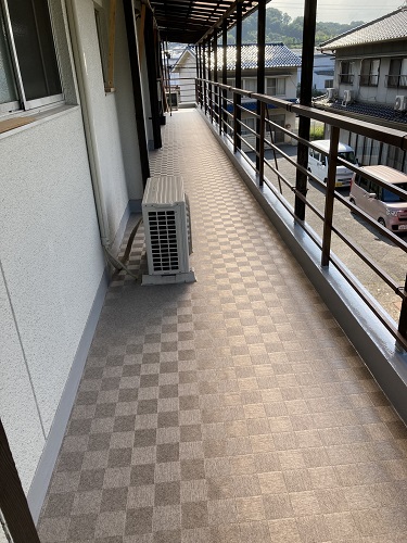 福山市で水捌けの悪い外廊下床を防滑性ビニル床シート補修工事完了後