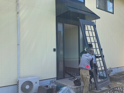 福山市でリクシル『リシェント』の玄関ドアリフォーム工事既存玄関ドアを外す
