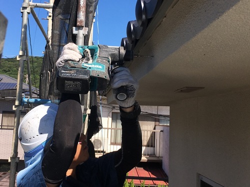 福山市の雨樋リニューアル工事に屋根工事で設置した足場を活用軒樋の吊り金具施工