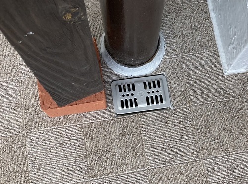 福山市で水捌けの悪い外廊下床を防滑性ビニル床シート補修工事排水口に使用する長方形の目皿