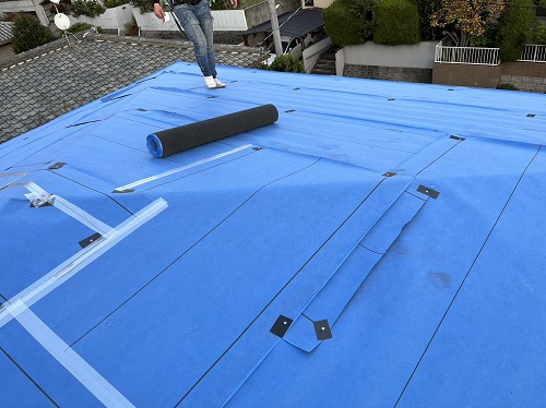 福山市にて屋根カバー工法でガルバリウム鋼板屋根を縦ハゼ葺きで施工前の三島工業㈱Pro７セブンのルーフィング敷設