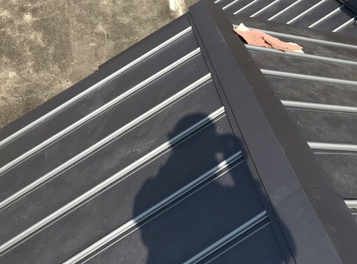 福山市で雨漏りする瓦屋根をカラーガルバリウム屋根へリフォーム工事ガルバリウム鋼板棟板金施工後