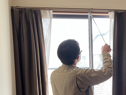 福山市にて先進的窓リノベ事業の補助金を活用した内窓リフォーム工事内窓の設置前の調査と採寸