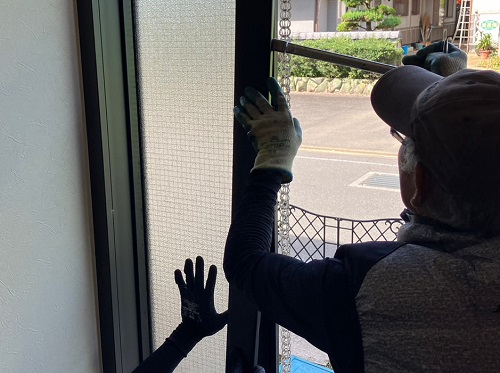福山市でリクシル『リシェント』の玄関ドアリフォーム工事既存両袖のガラスを外す