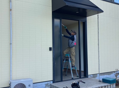福山市でリクシル『リシェント』の玄関ドアリフォーム工事既存両袖のガラスを撤去
