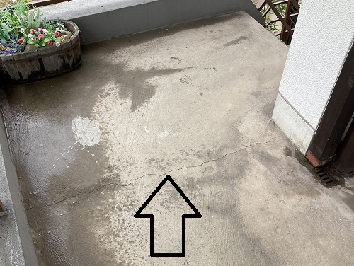 福山市で水捌けの悪い外廊下床を防滑性ビニル床シート補修工事前の廊下床のヒビ割れ