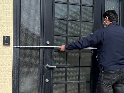 福山市でリクシル『リシェント』の玄関ドアリフォーム工事前の採寸サイズを測る